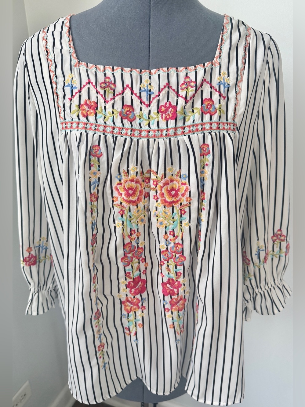 Savanna Jane Sz M Striped Peasant Top - White w/ Floral Embroidery